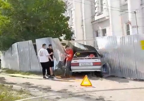 Автомобиль выехал из москвы в иваново. Авария в Иваново вчера на проспекте Ленина. В Петрозаводске врезались в забор и в грудь.