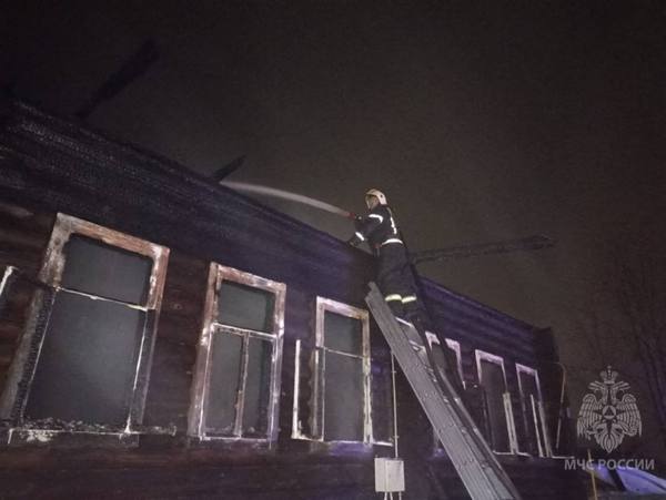 В Ивановской области горящий дом тушили пожарные и соседи | Новости .