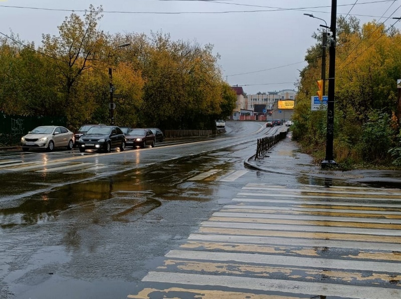 Дождь на районе. После ливня. Грязные улицы после дождя. Затопление. В каком районе дождь