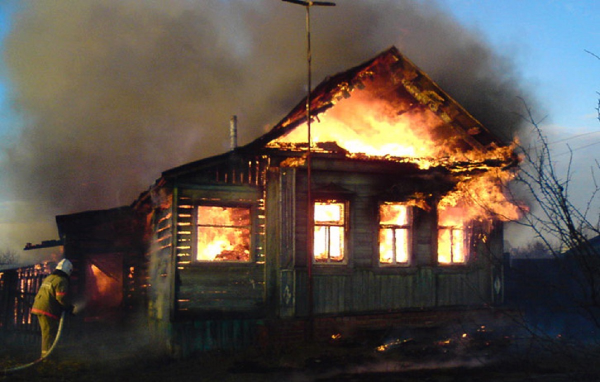 Пожар горит дом в деревне