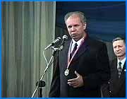 ></p><p class=c_tn>C руководителями всех двадцати шести районных центров региона решал сегодня ряд важнейших вопросов губернатор Ивановской области Владимир Тихонов. В ходе совещания он сделал заявление о том, что лично будет возглавлять областное Правительство. И обозначил несколько приоритетных направлений в работе с главами районных центров на ближайшее время. Первым долгом губернатор посчитал рассказать всем собравшимся о вчерашнем совещании глав центральных областей Российской Федерации с Президентом Путиным. На совещании Тихонов выступил одним из последних. Однако, оставшегося времени вполне хватило для того, чтобы изложить Президенту ряд важнейших проблем. Первая и основная - введение 20% НДС на поставки хлопка из-за рубежа. Тихонов предложил внести  изменения во вторую часть налогового кодекса. Его предложение поддержали Лужков, Строев и губернатор Владимирской области Сергей Виноградов. </p><p class=c_tn> Следующий момент - тарифы на энергоресурсы. Здесь Тихонов выступил с предложением к правительству  более строго  контролировать цены и тарифы на энергоносители. Третья проблема - веерные отключения электроэнергии на территории нашей области. Вчера Ивэнерго возобновило ограничения электричества по области. Губернатор планирует хотя бы на время решить эту задачу с помощью сверхприбыли, которую получило Ивэнерго с помощью прошлогодних тарифов.</p><p class=c_tn>Главам районных администраций губернатор предложил создать абсолютно новую структуру при областной администрации. Отдел местного самоуправления, по мнению Тихонова, как нельзя лучше будет контролировать всю работу на селе и оказывать отдельным особо нуждающимся районам всяческую помощь.  Что касается нового областного Правительства, то по этому поводу Тихонов был краток. Полностью оно будет сформировано до пятнадцатого января. Резко в правительстве сократятся многочисленные заместители председателя. Команда областного Правительства по убеждению Тихонова будет формироваться исключительно по профессиональному принципу, но никак не политическому.  Точки над I губернатор расставил в вопросе здравоохранения - увеличить в следующем году эту бюджетную статью - в бесплатных клиниках люди не должны платить денег. Что касается областных газет, то ни одна из них, по словам Владимира Тихонова, закрыта не будет. А закончилось совещание еще одним заявлением. Два раза в месяц губернатор будет сам выезжать в районные центры и лично контролировать в них все происходящее.</p><p class=c_tn></p><p class=c_tn></p><p class=c_tn></p>
	
		<div class=