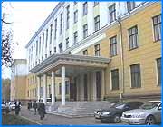 ></p><p class=c_tn>Сегодня свой юбилей празднует ивановский государственный энергетический университет. 70 лет назад на базе иваново-вознесенского политехнического института образовался ивановский энергетический институт. Ныне известный, как энерго университет.  За время своего существования ИГЭУ добился многого. На сегодняшний  момент ВУЗ занимает первое место по техническому оснащению.  Одна из самых современных компьютерных сетей с высокой скоростью передачи информации.  Уже в этом году в этой сети функционирует около тысячи компьютеров.  В планах  университета создание  принципиально нового высшего  учебного заведения. Виртуальный технический ВУЗ.  Но самое главное. Это высоко квалифицированные выпускники. Среди них руководители энерго систем, ТЭЦ, монтажных трестов, сетевых предприятий, работающих во всех регионах России.  Многие из них до сих пор сотрудничают с ВУЗом. Достаточно сказать, что на деньги выпускников, а это ни много, ни мало - 500 тысяч рублей  был проведен капитальный ремонт двух  корпусов. Приобретено сетевое оборудование.  И сегодня они приехали поздравить родной ВУЗ с юбилеем. </p>
	
		<div class=