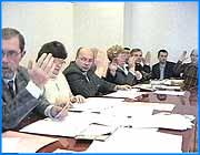 ></p><p class=c_tn>Сегодня очередная предвыборная бомба взорвалась  в областном центре. На этот раз в муниципальной избирательной комиссии города Иванова. С официальным заявлением о нарушении Закона о выборах в Ивановской области выступила член муниципальной избирательной комиссии Любовь Панюшкина. Письменное заявление Любови Панюшкиной гласит, что нарушила Закон о выборах в Ивановской области секретарь муниципальной избирательной комиссии города Иванова Надежда Куликова. Блюстительница закона уверяла  - после официальной приемки комиссией подписных листов в поддержку  Ивана Пименова,  более ста подписных листов были недействительны - их не заверил своей подписью сам кандидат. Секретарь избирательной комиссии Надежда Куликова недолго думая пригласила в помещение муниципальной комиссии представителя КПРФ. В течение нескольких минут тот внес необходимые исправления в подписные листы. Это, по мнению Панюшкиной, и стало грубым нарушением статьи 40  пункта 8 Закона о выборах в Ивановской области. </p><p class=c_tn>А сегодня в муниципальной избирательной комиссии в 15.00 состоялась  регистрация кандидатов в муниципальные органы власти. И один из первых зарегистрировавшихся кандидатом на должность главы города - Иван Пименов.  Точки на i расставил Председатель муниципальной избирательной комиссии Лев Максимов. Он заявил, что недействительными признаны не 100  подписных листов, как утверждала Панюшкина, а только 10. Однако, оставшегося количества достоверных подписей вполне достаточно для того, чтобы зарегистрировать Пименова как кандидата на должность главы мера. А Надежда Куликова за эту оплошность получила замечание.</p>
	
		<div class=