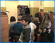 ></p><p class=c_tn>Два класса в 28  и 48 ивановских школах закрыты на карантин. Но санитарные врачи пока вводят ограничительные меры в учебных заведениях, так как многочисленных групповых заболеваний пока нет. Между тем,  в лечебных учреждениях города в целях профилактики с понедельника вводится карантин. Будут отменены дни здорового ребенка, обслуживание больных будет осуществляться только на дому.</p>
	
		<div class=