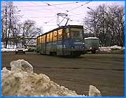 ></p><p class=c_tn>Сегодня глава города Иванова Александр Грошев подписал постановление «О тарифах на проезд в муниципальном пассажирском транспорте». С 1 февраля 2001 года плата за проезд в городском общественном транспорте повышается до 3 рублей. В постановлении речь идет о трамваях и троллейбусах, стоимость проезда в автобусах пока остается прежней. Соответственно повышается и стоимость проездных: теперь месячный проездной на один вид транспорта  обойдется в 66 рублей, на трамвай и троллейбус – 93 рубля.  Полученные от повышения тарифов на проезд средства должны быть направлены на финансирование мероприятий по поддержанию в нормальном техническом состоянии имеющегося подвижного состава.</p>
	
		<div class=