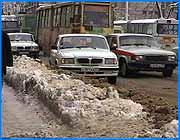 ></p><p class=c_tn>Состояние, в котором находится общественный транспорт областного центра, иначе, как кризисным, не назовешь. Сегодня уже в четвертый раз в этом году работа самого крупного в Иванове перевозчика, ПАТП-1, оказалась на грани срыва. Работа городского общественного транспорта давно стала притчей во языцех. Особенно много нареканий она вызывает у жителей отдаленных районов Иванова, которые могут добраться до центра только на автобусах. Но и эта связь с миром чуть было не прервалась. Сегодня после трех часов дня ни один автобус не выйдет на линию - об этом объявил директор ПАТП-1. Несмотря на все усилия городских властей, поставщики горючего больше не хотят работать в кредит. Мэр города Иванова Александр Грошев так прокомментировал эту ситуацию: «Ситуация начинает выходить из-под контроля. Я дважды выходил не на местное, а на Московское руководство Славнефти, и мне дважды шли навстречу, но бесконечно это продолжаться не может». Объявленного останова сегодня не произошло. Горючее было приобретено на выручку с билетов, проданных первой сменой кондукторов. Но завтра, по словам представителей ПАТП-1, вполне возможно сокращение машин на городских маршрутах.</p>
	
		<div class=
