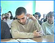 ></p><p class=c_tn>Интеллектуальный марафон прошел сегодня в тридцатой Ивановской школе. Шестнадцать команд школьников и студентов из Иванова, Коврова и Владимира демонстрировали свои умственные способности в борьбе за  кубки Звезда сезона и Хрустальная сова.</p><p class=c_tn>Впервые в Иванове удалось организовать интеллектуальную игру такого масштаба. Свои усилия в организации сложили городской комитет по молодежной политике, центр Лидер и известный знаток Георгий Жарков. Событие тем более важное, что Иваново  вполне может похвастаться интеллектом своих студентов, ученых, да и просто эрудитов - многознатцев. Правда, в других регионах развитием интеллектуальных занимаются на более серьезном уровне.В нашей маленькой и бедной области тоже стали обращать внимание на этот простой и зрелищный способ зарядки для ума. По словам самого крупного знатока, который к тому же и кандидат психологических наук, развитие интеллекта в игре не столь важно. Главное в ней развитие навыка публичных выступлений, борьба со страхом сказать что-нибудь не так.   Для стеснительных яйцеголовых очкариков такое умение важно вдвойне. Для многих робость часто преграждает дорогу в карьере и семье. А про тех, кто не только не боится, но и стремится попасть под лучи прожекторов и объективы телекамер, есть поговорка: наглость - второе счастье. Сочетание интеллекта и умения отстоять свою точку зрения на Российской почве дает порой удивительные результаты.   Пусть ивановские школьники на своей земле тоже покажут, на что способны. Как знать, может, лет через пять мы увидим эти лица за столом интеллектуального казино Что? Где? Когда?</p><p class=c_tn></p>
	
		<div class=