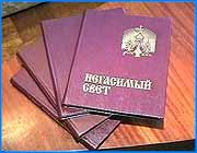 ></p><p class=c_tn>Сегодня в областной горьковской библиотеке состоялась презентация  книги - альбома Негасимый свет. Судьбы храмов и судьбы людей земли Ивановской. В ней охватывается огромный отрезок времени, начиная с зарождения христианства в ивановском крае и до наших дней. Создавалась книга по большей части на пожертвования людей и организаций. Ее тираж всего тысяча экземпляров. Руководитель, художественный редактор и составитель этого сборника заслуженный работник культуры России Игорь Антонов. Именно у него впервые появилась мысль написать книгу о храмах и их созидателях в Ивановской области, об исторических личностях, чьи судьбы самым непосредственным образом связаны с нашим краем. На страницах книги таких имен сотни: Дмитрий Пожарский, протопоп Аввакум, митрополит Митрофан Воронежский, графы Толстые, Шереметевы, Екатерина Воронцова-Дашкова, декабристы Бестужевы, предприниматели Коноваловы, Бурылины, Гарелины. В книге подробно описывается история рождения храмов в двадцати одном районе нашей области. Каждая глава содержит фотографии и рисунки. Средства на издание книги-альбома перечислили около 30  ивановских организаций. Особую благодарность весь авторский коллектив выразил генеральному спонсору проекта лауреату областной премии Триумф Павлу Пожигайло.</p><p class=c_tn> Сегодня было притнято решение презентовать 48 экземпляров этой книги ивановским библиотекам и 70 - школам областного центра.</p>
	
		<div class=