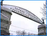 ></p><p class=c_tn>Эпидемиологическая ситуация с заболеваемостью вирусным гепатитом «А» продолжается ухудшаться. Эта проблема обсуждалась сегодня на санитарно-противоэпидемической комиссии при областной администрации. По сравнению с прошлым годом количество заболевших увеличилось в три с половиной раза. Медики прогнозируют еще большее обострение весной, когда начнется таяние снега. С сентября медики начали отмечать устойчивый рост заболеваемости вирусным гепатитом «А», в народе называемый желтухой. Сначала это была Кинешма и Кинешемский район, потом к ним присоединилось Иваново. Теперь гепатитом охвачен равномерно весь областной центр. Каждый день в первую городскую больницу с диагнозом гепатит «А» поступает не менее десятка человек. У всех одни симптомы - пожелтение белков глаз и кожных покровов, повышение температуры, боли в животе. Тем не менее, первая городская переполнена. Для больных гепатитом  перепрофилируются другие отделения больницы. Болеют целые семьи. Причиной эпидемии медики называют качество воды. Ужасное состояние водопроводных и канализационных сетей, их изношенность и перегруженность, огромное количество бесхозных колонок стали скорее правилом, чем исключением из него. Качество воды при ежечасном ее исследовании ухудшилось до непозволительных цифр. Прямой показатель - выделение вируса, а косвенный признак - болеют чаще всего работники водопроводно-канализационного хозяйства, те сантехники, которые работают на этих авариях. К тому же люди все чаще забывают о простейших правилах гигиены. Меры профилактики вирусного гепатита - обычные. Мы возвращаемся к навязшему в зубах изречению: чаще мойте руки.</p><p class=c_tn></p><p class=c_tn></p><p class=c_tn></p><p class=c_tn></p><p class=c_tn></p>
	
		<div class=