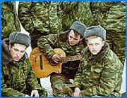 ></p><p class=c_tn>Продолжается осенний призыв. Завтра ряды Российской армии пополнят около ста новобранцев из Ивановской области. По словам руководителей областного военкомата, служить на благо Отечества все они будут в Московском округе. Средний возраст нынешних призывников восемнадцать-девятнадцать лет.</p>
	
		<div class=