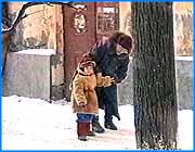 ></p><p class=c_tn>В последнее время ситуация с выплатами ежемесячных детских пособий постепенно стала налаживаться. За январь этого года средства выделены полностью. Управление социальной защиты населения обращается ко всем, кто еще не оформил право на их получение с просьбой прийти в органы социальной защиты по месту жительства с соответствующими документами. </p><p class=c_tn>С этого года выплаты детских пособий полностью переложены на плечи федерального бюджета. За январь нынешнего года средства выделены полностью и людям их уже выплатили. 70 рублей на одного ребенка из полной семьи, 140  рублей на ребенка одинокой матери и 105  рублей на детей жен военнослужащих и детей, чьи родители находятся в розыске. Деньги эти выплатили, но не всем, кому положено по закону. А всего 76%, кто прошел перерегистрацию в органе социальной защиты по месту жительства. Остальным требуется написать заявление о праве с января 2000 г., указать доходы за ноябрь-декабрь 99 г., справку с места жительства, свидетельство о заключении брака или его расторжении.  Документы принимаются в течении шести месяцев этого года. Для справки: с июля прошлого года на получение детских пособий имеют право только те семьи, где среднедушевой доход не  превышает 100%  величины прожиточного минимума. В нашей области на 1 января он составляет 1221 рубль. А что же будет с трехлетними долгами за детские пособия? В Иванове и частично в других районах области  отдельным семьям по решению глав муниципальных образований, деньги выплатили за январь 1998  года.  В областном бюджете на погашение долгов за детские пособия заложено только  6 миллионов из необходимых 370 миллионов.</p><p class=c_tn></p><p class=c_tn></p><p class=c_tn></p><p class=c_tn></p><p class=c_tn></p><p class=c_tn></p>
	
		<div class=