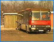 ></p><p class=c_tn>Междугородние перевозки - золотая жила для всех автопредприятий. В последнее время только благодаря им Ивановскому ПАТП - 1, терпевшему грандиозные убытки от городских пассажирских перевозок,  удавалось держаться на плаву. Похожая ситуация, видимо, возникла и во Владимирской области, автопредприятия которой решили существенно поднять цены на междугородние рейсы. По их словам, этот непопулярный шаг - следствие растущей инфляции. Стоимость одного пассажирокилометра составляет теперь не 30, а 40 копеек, что приближается к тарифам Ивановского ПАТП-1. Так, например, билет до Москвы на владимирском автобусе обойдется ивановцу не в 86  рублей 70 копеек, как раньше, а уже в 115 рублей. Приблизительно столько же стоит поездка до Москвы на ивановском автобусе.</p>
	
		<div class=