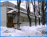 ></p><p class=c_tn>Сегодня инспекторы Центра Госсанэпиднадзора Ивановского района и города Кохмы провели очередной рейд по придорожным кафе. Проверки эпидемиологов показали, что санитарные нормы и правила нарушают 90%  предприятий общественного питания. Только в прошлом году по этой причине было закрыто 33 заведения подобного рода. Основными клиентами придорожных кафе являются дальнобойщики. Иногда подобные  заведения посещают и любители обедать за городом. Прежде чем посетить подобную закусочную стоит как следует задуматься о своем желудке. Красочная афиша вдоль шоссе предлагает лучший сервис. Но качество предлагаемых блюд далеко не всегда соответствует обещаниям. Врачи- эпидемиологи  проводят ежеквартальные проверки торговых точек. Рейды показывают, что придорожным забегаловкам еще далеко до уровня цивилизованного обслуживания. Если заглянуть в подсобные помещения и посмотреть, в каких условиях готовится пища, аппетит пропадет сразу. Сегодня специалисты центра Госсанэпиднадзора проверили несколько кафе, расположенных по Московской трассе. Из четырех торговых точек, только одно работает в соответствии с общепринятыми нормами и правилами. Что касается других заведений Востра, частного предпринимателя Исаева - Бистро то в них нарушения очевидны. Основные - отсутствие горячей воды, спец. одежды, маркировки на холодильниках и полная антисанитария.  Как сообщили эпидемиологи, уже в ближайший понедельник нарушителей  ждет серьезное наказание, вплоть до закрытия кафе.  </p><p class=c_tn>Только в прошлом году врачи Центра Госсанэпиднадзора ивановского района закрыли 33  торговые точки. За двенадцать месяцев сумма штрафов превысила более ста тысяч рублей. Но, не смотря на штрафные санкции эпидемиологов, основными нарушителями санитарных норм им правил по-прежнему являются владельцы частных забегаловок.</p>
	
		<div class=