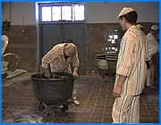 ></p><p class=c_tn></p><p class=c_tn>Поселок Талицы Южского района печально известен достопримечательностями особого рода. Здесь находятся сразу три исправительных колонии, в которых отбывают свой 43300 человек.  Сегодня 60%  осужденных трудоустроены. В колониях действуют мыловаренный и мебельный цеха, уже больше года работает хлебопекарня. Совсем недавно  открыта линия по сушке овощей. Для большинства заключенных труд в колонии - реальный путь к скорейшему освобождению. Это - рассказ не о несчастной доле зека, несущего бремя вины или упорствующего в своем нежелании эту вину признать. Ученые утверждают, что труд создал человека. Мы расскажем о том, как труд может вновь вернуть ему человеческий облик. Двадцатилетний Александр на сушке картофеля уже три месяца. Говорит, что в зону попал по глупости. На воле он работал автослесарем, а здесь испытал себя в новом качестве. Осваивать навыки профессионального сушильщика Александр начал с моркови. Только вспоминает он о ней с неохотой: «Она красная, а красное действует на нервы, раздражает...»</p><p class=c_tn>Больше всего Александр хотел бы сушить фрукты. Заботливо подсушенные ломтики картошки напоминают чипсы, а значит - делают тоску по воле более острой. Сам же процесс сушки - на первый взгляд скучный и однообразный - своей размеренностью и неспешностью эту тоску смягчает и придает мечте о свободе большую весомость.</p><p class=c_tn>Для Александра картошка в буквальном смысле  -  билет на свободу. Этим билетом может быть и самое обычное мыло. В мыловаренном цеху заключенные колдуют над созданием субстанции - основы для будущего изделия. Ее засохшие пласты режутся на тысячи кусков, которые затем отправляются на полку, где они выстраиваются, подобно слиткам золота.  Мылом этим свои грехи, конечно, не смоешь. Зато хотя бы чистыми руками отведаешь хлеба местного производства. Уже больше года в девятой колонии работает хлебопекарня. Осужденные, трудящиеся здесь, - настоящие асы своего дела. Их руками аморфное тесто превращается в самое главное блюдо тюремного моциона. Ароматный запах хлеба окружает пекарей с утра до вечера, приучая относиться к своему делу как к настоящему искусству. Уже сегодня заключенные преломят этот хлеб за обедом. И подумают о том, что он хранит тепло их рук. Любой труд - по-своему таинство. Он собирает душу человека в одно целое, счищая с нее накипь сомнений и вины. Есть и другие пути к очищению. Храм. Обитель Бога заключенные выстроили собственными руками. Сюда приходят разные люди, но, прежде всего те, для кого общение с неведомым - ежедневная потребность. Пятидесятидвухлетний Василий Еремин - самый истый прихожанин тюремной церкви - говорит, что для истинной веры нужно немного: «Для настоящей веры нужна душа человека... Приходят большинство с покаянием. Просить у Господа Бога отступления грехов». Впрочем, каждый заключенный сознает: просить - мало, надо еще и что-то отдавать. В зоне люди учатся отдавать в меру своих сил. Большинство - чтобы купить свободу. Единицы - чтобы искупить вину. Но все - с пониманием, что иначе нельзя.</p><p class=c_tn></p>
	
		<div class=