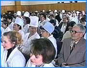 ></p><p class=c_tn>Итоги своей работы за 2000 год и задачи на 2001 обсудили сегодня медики областной клинической больницы. Впервые за последние пятнадцать лет конференцию трудового коллектива ОКБ посетил губернатор области Владимир Тихонов. По всеобщему мнению, прошлый год для коллектива оказался самым напряженным. В больнице пролечилось 33,5  тысячи пациентов. Количество летальных исходов снизилось, особенно среди детей до одного года. Успешно действуют многие центры современных дорогостоящих технологий. По кардиохирургическому центру наша область считается не хуже оных  в Москве и Санкт-Петербурге. Осваиваются новые методики лечения и оборудование. Но главное, удалось удержать на прежнем - высоком уровне марку заведения. Некоторое медицинское оборудование, порой единственное в Ивановской области - искусственная почка, аппаратура для глазного лазерного центра, наркозно - дыхательные и следящие аппараты -  давно отработали свой век, и их поломка может привести к значительному снижению качества лечения. Да и средняя зарплата врачей со всеми совмещениями, переработками и ночными сменами составляет 1,5 тысячи рублей, медсестер -  700, а младшего медицинского персонала  и того меньше - 430. Притом, что уровень квалификации сотрудников намного превышает показатель по России. Ну а задачу свою знают все и без всякого постановления собрания трудового коллектива стремятся помочь людям.</p><p class=c_tn></p><p class=c_tn></p><p class=c_tn></p>
	
		<div class=