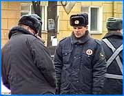 ></p><p class=c_tn>Сегодня в областной администрации прошло заседание, в котором приняли участие руководители правоохранительных органов. Обсуждались три темы - преступления на потребительском рынке, незаконная деятельность по обороту цветных металлов и хищения леса. По-прежнему нет  действенного механизма для борьбы с этими преступлениями. Сдвинуть дело с мертвой точки, по мысли блюстителей закона, можно лишь при поддержке властей. Масштабы, которые в нашей области приняли незаконные лесозаготовка, оборот цветных металлов и алкогольной продукции - общеизвестны. Самая  главная ошибка силовиков. Все они борются по одиночке: налоговая полиция сама по себе, УВД - само по себе. Давно пора - объединить усилия. Далее - существующих мер к пресечению преступлений недостаточно. Их нужно ужесточать. Только вот каким образом? Кому-то законный путь борьбы с ними кажется уже исчерпанным. А это уже провал в законодательстве, которое, например, предусматривает смехотворные штрафы за некоторые виды преступлений. По словам вице-губернатора Александра Канаева, экономическое благосостояние области, которого у нас, впрочем, никогда не было, сегодня под угрозой. Увы, отразить эту угрозу, берут на себя  лишенные достойной законодательной и материальной базы,  силовики. Отсюда вывод - срочно создать фонд поддержки  ивановских правоохранительных органов, беспрестанно жалующихся на недостаток средств, технической базы.  Будет ли этот фонд соизмерим с сотнями миллионов рублей, которые ежегодно по воле преступников выпадают из законного оборота?..</p>
	
		<div class=