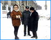 ></p><p class=c_tn></p><p class=c_tn></p><p class=c_tn>Сегодня в 11 часов  из служебной командировки по Северному Кавказу вернулся сводный отряд УВД. С шестнадцатого ноября милиционеры несли службу по охране общественного порядка и особо важных объектов. При этом два ивановца были ранены. Каждый вечер в течении трех месяцев проводили Надежда Константиновна, Катя и Кирилл у телевизора. Смотрели репортажи из Чечни. Связь с тем миром плохая. Письма практически не доходят. Правда, удалось шесть раз поговорить с ним по телефону. Он - прапорщик Советского РОВД Юрий Вьюгин. Фото жены и ее единственное письмо постоянно с ним. А в письме то, что каждый хочет услышать: приезжай скорей, не могу жить без тебя. За три месяца было многое, в том числе и встреча Нового года на боевом посту. «Мы ее украсили, чем смогли - стреляными гильзами, самодельными игрушками, оформили стен газету, было все весело. Встречали минеральной водой и лимонадом, так как расслабляться в такой день просто не позволительно», - вспоминали солдаты. Ивановский отряд охранял два блок-поста на федеральной трассе Ростов - Баку   и пункт временной дислокации. Несколько раз на них нападали боевики.  Последняя команда командира.  Задание выполнили, замечаний нет. Далее - разоружение. Потом - десять дней реабилитации и выходные. А там, в Чечне новый отряд ивановцев из шестидесяти человек уже несет свою службу по охране порядка.</p><p class=c_tn></p>
	
		<div class=