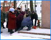 ></p><p class=c_tn>Сегодня отмечается День памяти воинов-интернационалистов. Двенадцать лет назад советские войска были выведены с территории Афганистана. В ходе необъявленной войны погибло более 20 тысяч человек и 50  тысяч получили ранения. За девять лет боевых действий через Афганистан прошли свыше 700 тысяч военных. Каждый год в  этот день в Иванове у памятника, что возле областного суда, собираются воины-интернационалисты. Почтить память всех погибших в той войне. Имена 56  ивановцев золотом выгравированы на мемориальном граните. 2205 человек вернулись оттуда домой. Сегодня все было намного скромнее, чем обычно. Без официальных речей, без оркестра. Воины - афганцы и их матери почтили память погибших минутой молчания, возложили цветы к мемориалу.</p><p class=c_tn></p><p class=c_tn></p><p class=c_tn></p>
	
		<div class=