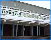 ></p><p class=c_tn>В преддверии дачного сезона неприятный сюрприз ивановцам собираются преподнести  железнодорожники.  Уже в следующем месяце нас ждет очередное повышение тарифов на проезд в пригородных поездах. По предварительной информации,  стоимость билета на пригородных маршрутах вырастет примерно на 30%. Так, билет до Кинешмы вместо 24  рублей,  будет стоить 32 рубля. Железнодорожники мотивируют это решение постоянными убытками от перевоза льготников. По словам начальника ивановского железнодорожного вокзала Виктора Спасских, на сегодняшний момент каждый затраченный рубль окупается лишь на треть. Убыточность составляет 70%.  Согласно федеральному законодательству, убытки должны возмещаться за счет областной казны. Если такового не происходит, то железнодорожники вправе возмещать их путем увеличения цен на проезд. Насколько точно повысятся тарифы  на проезд в ивановских пригородных поездах пока не известно. Окончательное решение вопроса зависит от губернатора и  руководителей Ивановского филиала Ярославского отделения Северной железной дороги.</p>
	
		<div class=