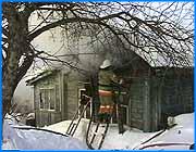 ></p><p class=c_tn>Сегодня около 11 часов утра на пульт пожарной охраны поступило сообщение о пожаре в частном жилом доме. Дом этот находится практически в центре Иванова, в переулке Свердлова. В первую очередь пожарные проверили, нет  ли кого в горящих помещениях. Оказалось, что там находится хозяйка. Женщина получила ожоги лица и предплечья. Ее вынесли из горящего дома, служба ноль три увезла ее в 1 городскую больницу. Причина возгорания – неправильная эксплуатация отопительных приборов.</p>
	
		<div class=
