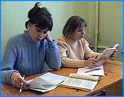 ></p><p class=c_tn>Сегодня глава областной администрации встретился с представителями молодежных организаций. Встреча, а не совещание - подчеркнул губернатор. Ее цель - ближе познакомиться с проблемами молодых слоев населения. Одна из тем диалога - судьба образовательной сферы и, конечно,  учащейся молодежи.  Если верить губернатору, областная администрация сегодня делает ставку на молодежь. Об этом говорит хотя бы тот факт, что на  цели молодежной политики в этом году запланировано денег столько же, сколько за  четыре года в прошлом, то есть более 60 миллионов рублей.  На первый план выходят проблемы образовательной сферы. Правительство России отказалось увеличить ее субсидирование. В пятнадцати российских регионах как эксперимент запущена новая доктрина образования, осуществляющая его полный переход на платную основу. Один из самых серьезных ударов по общедоступности образования - введение единого экзамена для школ и вузов. По мысли губернатора, учащиеся рядовых школ и вузов просто не сдадут его, а значит, лишатся прав на бесплатное обучение. Так ли это, мы сможем узнать, если только завтрашняя Всероссийская акция протеста потерпит крах. Пока же  школьники и студенты еще могут ловить последние крохи с того стола, который им оставила в наследство прежняя система общедоступного образования.</p><p class=c_tn></p><p class=c_tn></p>
	
		<div class=