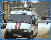 ></p><p class=c_tn>Проводится он по инициативе Международной организации гражданской обороны, в состав которой Россия вошла в 1993  году. В настоящие дни российские спасатели переживают не лучшие времена. Одна из главных проблем, с которой им приходится сталкиваться практически ежедневно, - ложные вызовы. Буквально вчера бригада МЧС выезжала по звонку о якобы заложенной бомбе в школу номер сорок три областного центра. Четырнадцатилетний хулиган решил сорвать учебные занятия. Правда, немного просчитался. В это время уроков в школе уже не было, а расквартированный на третьем этаже интернат находился на прогулке. Пришлось детишкам слегка померзнуть на морозе в течение двух часов, пока бригады МЧС, милиции и пожарной охраны изучали здание на предмет заложенной бомбы. Александр Соловьев заместитель  начальника  главного управления ГО и ЧС сказал в интервью журналистам: «У нас уже были случаи, когда мы выезжаем к месту ложного вызова, а в это время раздаются другие просьбы о помощи, а мы уже бессильны...» Иногда подобные ложные звонки раздаются по несколько раз в день. Нынешняя зима была особенно урожайной - больше всего ивановцам запомнился инцидент на железнодорожном вокзале с дипломатом, якобы начиненным взрывчаткой. Насколько разорительны для бюджета последствия таких шалостей, говорить не приходится. По каждому такому звонку службы ГО и ЧС обязаны привести в готовность максимум сил и средств. Это достаточно серьезная сумма, она выливается в несколько тысяч. Бороться с телефонным терроризмом можно, лишь взывая к совести и ответственности граждан. А у спасателей задача одна - они должны действовать так, как им предписывает долг и закон. Лучшее лекарство от чрезвычайных ситуаций - профессионализм. Нет только лекарства от глупости, которая движет людьми, снимающими телефонную трубку для очередной теракции.</p><p class=c_tn></p><p class=c_tn></p>
	
		<div class=