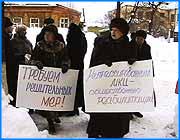 ></p><p class=c_tn>Случай беспрецедентный и не имеющий аналогов в истории Российских музеев произошел сегодня в городе Шуе. История тяжбы между директором шуйского музея имени Фрунзе Любовью Королевой и музейными работниками началась в конце прошлого года. Несколько  научных сотрудников не от легкой жизни решили создать в музее профсоюз. В результате большинство из них были уволены по 33  статье либо сокращены. А те, кто еще как - то держится  в музее, сегодня пикетировали здание шуйской мэрии. Пикетировать шуйскую городскую администрацию работники музея начали полвосьмого утра. Чуть позже поддержать их пришли студенты и общественность. Просьба у всех собравшихся  только одна. И обращена она была к весьма определенной личности, а именно к директору музея имени Фрунзе Любви Королевой:</p><p class=c_tn>«Любовь Николаевна, ваше нутро сгнило. Вы позорите людей нашего города. Уйдите».  Любовь Николаевна Королева руководит музеем с незапамятных времен. А вот сотрудников меняет как перчатки. Дольше всех в музее продержалась только одна сотрудница. Ее стаж - семь лет. Все остальные покидают музей не отработав и года. И причин тому множество. По словам научных сотрудников не устраивает стиль работы, обращение с людьми и посетителями и вообще, директор  зажимает всяческие инициативы. А с недавних пор из фондов музея стали пропадать экспонаты, имеющие огромную историческую ценность. Исчезали даже не отдельные вещи, а целые коллекции - ружей, плакатов, книг. И это притом, что  Любовь Королева несет полную материальную ответственность за музейные фонды. Сама Любовь Николаевна клянется, что совесть ее чиста. А виновного в пропажах она подозревает давно: «Я думаю, что пропало из-за халатности одного из работников. У меня у самой совесть чистая. А то, что мало требую, буду требовать больше». Однако, требовать Любви Николаевне будет скоро совсем не с кого да и некогда. Сегодня она не в первый раз присутствует на суде по делу о незаконном сокращении очередной сотрудницы. Кстати, той, которая многие годы делала центральную экспозицию музея.  Профсоюз сотрудники музея создавали в полной конспирации. Регистрировали его в тот момент, когда Королевой не было в городе. Узнав о содеянном, директор заявила, что не потерпит подобных организаций в стенах музея. Это и стало последней каплей терпения работников. Сегодня они устроили пикет -  вынужденную меру против царящего в музее беспредела.  Все надежды на благополучный исход этой войны  сотрудники музея возлагают на  нового мэра. От решительных действий в шуйской администрации пока воздерживаются. А музей тем временем продолжает работать. Но в выставочных залах - мертвая тишина, посетителей почти нет. Сейчас шуйский музей имени Фрунзе превратился в своеобразное поле битвы. Враги дерутся молча и напряженно. И сегодня исход этого сражения предугадать не берется никто.</p><p class=c_tn></p><p class=c_tn></p><p class=c_tn></p>
	
		<div class=