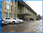 ></p><p class=c_tn>В Иванове  состоялся  очередной съезд Ивановского областного Союза промышленников и предпринимателей. В центре культуры и  отдыха Ивтекс собрались представители местной бизнес - элиты: от руководителей крупнейших ивановских предприятий до глав солидных коммерческих компаний. Точный экономический анализ ситуации в регионе и конкретные пути выхода из довольно шаткого положения на российском рынке -  таковы основные моменты всех прозвучавших на съезде  выступлений. Областной союз промышленников и предпринимателей - одно из немногих объединений, экономическим выводам и прогнозам, которого, принято верить безоговорочно. Здесь не произносят абстрактные речи. Главное факты. А они сегодня весьма любопытны. Текстильная отрасль, как это не парадоксально, убыточна. В ней необходимо создать такие условия, чтобы давальческая схема была изначально невыгодна. Будущее ивановской экономики не столько за легкой промышленностью, сколько за высокими и наукоемкими технологиями. Не мешало бы местным бизнесменам, вкупе с властями, задуматься над тем: куда нынче нужно вкладывать деньги. Соответственно, и развивать экономику. Инвестиции - вот, о чем твердят давно. Режим наибольшего экономического благоприятствования - характеристика цивилизованного развитого общества. У нас же если и есть закон об инвестиционной политике, то пользы от него практически никакой. Председатель  совета директоров ОАО МК «Кранекс» Юрий Токаев в своем выступлении отметил: «До тех пор пока инвесторов будем привлекать благими пожеланиями, а энергетические проблемы решать веерными отключениями бессмысленно заниматься тонкими материями». Необходимо также расставить все на свои места в сложной, запутанной цепи: энергетик - посредник - потребитель. Отключать исключительно должников. А главное: создать энергосберегающую программу на территории области, которая опять-таки потребует дополнительных денежных вливаний. Сегодняшний съезд Союза промышленников и предпринимателей в очередной раз доказывает: в ивановской области существует реальная сила, объединяющая вокруг себя представителей местной бизнес - элиты. Сила, способная не только создавать свои собственные программы экономического развития, но и влиять на региональную политику.</p>
	
		<div class=
