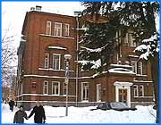 ></p><p class=c_tn></p><p class=c_tn></p><p class=c_tn>Безусловно, самым серьезным происшествием минувших выходных стал пожар в здании областного Законодательного собрания. Он начался в семь часов утра. По вызову выехали восемь пожарных машин. Пожару была присвоена третья - высшая категория сложности. Напомним, что эта категория была присвоена, памятному всем жителям Иванова, пожару в медицинской академии. В  Законодательном Собрании ущерб оказался не таким серьезным. Источником огня стал электрощит в помещении вентиляционной камеры на третьем этаже. Возгорание удалось ликвидировать через два часа. Из-за пожара вся работа областной законодательной власти была приостановлена. Здания старой постройки с точки зрения вероятности возгорания очень опасны. Деревянные перекрытия, обилие пустот, хорошо налаженная вентиляционная система, - все позволяет огню беспрепятственно распространяться. Бывший дом фабриканта Гандурина с великолепной лепниной и дорогим дубовым паркетом был построен в 1910  году по проекту архитектора Заруцкого, в стиле неоклассицизм.  После революции там располагался губернский комитет партии РКПб, потом обком партии, теперь - Законодательное собрание. Здание областного парламента считается объектом федерального значения и памятником архитектуры.  За все время оно никогда не реставрировалось, только перестраивалось - в тридцать седьмом в здании надстроили третий этаж, где и случился пожар, в восемьдесят седьмом - снесли ворота и ограду. Но внутри - помещение всегда содержалось в идеальном порядке. Сейчас огонь повредил лишь помещение по соседству с электрощитом, площадью около двадцати квадратных метров. От воды пострадала лепнина и дубовый паркет. По мнению реставраторов, все это легко восстановимо при наличии средств. Конкретная сумма будет названа на заседании Законодательного собрании 22  марта.</p>
	
		<div class=