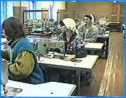 ></p><p class=c_tn>13 марта в  Москве прошло выездное собрание межфракционного депутатского объединения (МДО) «Товаропроизводители России». Его членами являются 87 представителей большинства депутатских фракций и групп. От нашего региона в работе совещания приняли участие начальник Главного управления экономического развития и торговли В. Соков, председатель совета ассоциации текстильных предприятий А. Златкин, представители Ивановской области в Совете Федерации РФ В. Бакулин и В. Гусев. На собрании выступили Председатель МДО Н. .Рыжков, президент Российского межрегионального союза предприятий текстильной и легкой промышленности Б. Фомин, депутаты Государственной Думы РФ, представители органов исполнительной власти субъектов РФ, руководители предприятий легкой промышленности.</p><p class=c_tn>Рассмотрены четыре блока важнейших мероприятий, которые необходимо решить на правительственном уровне в целях возрождения и развития производства в текстильной и легкой промышленности, создания равных условий для конкуренции с импортными товарами.</p><p class=c_tn>Для оздоровления финансового состояния предприятий участники совещания выработали предложения Правительству РФ о  внесении ряда изменений в  закон «О федеральном бюджете на 2001 год». В частности,  в ст. 57 рекомендуется увеличить до 100 млн. руб. сумму на компенсацию процентов по кредитам; провести во втором полугодии реструктуризацию просроченной задолженности по федеральным налогам и сборам, а также по страховым взносам в государственные внебюджетные фонды. В проекте закона «О федеральном бюджете на 2002 год» предусмотреть статью о возмещении из него разницы процентных ставок по кредитам, полученным в российских кредитных организациях для сезонной закупки сырья и материалов в размере 2/3 ставки рефинансирования Центрального Банка (в пределах 400 млн. руб). Предложено отнести на государственный внутренний долг задолженность федерального бюджета перед предприятиями текстильной и легкой промышленности на сумму фактических расходов по содержанию объектов социально-культурного и коммунально-бытового назначения с 1993 года по 2000 год включительно, а также -  принять Федеральный закон «О внесении дополнений в статью 150 второй части Налогового кодекса РФ», предусмотрев в нем освобождение от НДС сырья и материалов, используемых для производства продукции текстильной и легкой промышленности, не производимых в России. Во избежание дальнейшего разрушения промышленного потенциала предприятий предложено внести изменения в Федеральный закон «О несостоятельности (банкротстве)», не допускающие возможности преднамеренного банкротства организаций с целью изменения собственника.   </p><p class=c_tn> Решение только этого блока вопросов может обеспечить дополнительные поступления платежей  в федеральный бюджет от НДС в размере 1077 млн.руб., увеличить объем производства продукции на 1.75 млрд.руб. и иметь ежегодный прирост объемов продукции до 1.5 млрд.руб. При этом дополнительно будет задействовано 100 тыс. рабочих мест, повысится коэффициент использования производственных мощностей, что увеличит денежные отчисления в бюджет до 300 млн.руб.</p><p class=c_tn> В целях повышения конкурентоспособности отечественных товаропроизводителей и ускорения технического перевооружения предприятий необходимо принять постановление Правительства РФ о снижении ввозных таможенных пошлин на технологическое оборудование, не имеющее отечественных аналогов. Минпромнауки РФ поручено при разработке федеральной целевой программы «Повышение конкурентоспособности отечественных товаропроизводителей» на 2002-2006гг. включить в качестве подпрограмм следующие: «Развитие кожевенно-мехового комплекса России», «Развитие льняного комплекса России», «Хлопок России», «Развитие шерстяного комплекса России», «Развитие трикотажного комплекса России», «Развитие комплекса по производству химических волокон и нитей», «Развитие машиностроительного комплекса для текстильной и легкой промышленности».</p><p class=c_tn> Депутаты считают, что Правительству РФ необходимо создать государственное унитарное предприятие по лизингу технологического оборудования для легкой и текстильной промышленности, предусмотрев для него субсидирование процентных ставок за кредит в размере 2/3 ставки рефинансирования ЦБ России.</p><p class=c_tn> Принимать меры по защите внутреннего рынка отечественного сырья и материалов на правительственном уровне необходимо для решения еще одной важной проблемы. Комиссии Правительства РФ по защитным мерам во внешней торговле и таможенно - тарифной политике предложено провести специальное расследование влияния внешней торговли товарами легкой промышленности и оборудованием для нее на состояние отечественной легкой промышленности с целью определения дополнительных таможенно - тарифных и нетарифных мер государственного регулирования. Государственному таможенному комитету России необходимо организовать сплошную проверку грузов, задекларированных с низкими импортными ставками. Кроме того, на правительственном уровне пора разработать и принять федеральные программы по обеспечению защиты потребительского рынка от фальсифицированной продукции и ее нелегального оборота, создания (восстановления) оптового звена и повышения заинтересованности предприятий розничной торговли в реализации отечественной продукции.</p><p class=c_tn> Большинство рассматриваемых на совещании вопросов самым непосредственным образом касались интересов Ивановской области и ее текстильного потенциала.</p><p class=c_tn> Участники совещания выразили уверенность в том, что совместные скоординированные действия депутатов ГД РФ, членов СФ, администраций регионов и руководителей текстильных предприятий по выполнению намеченных мероприятий могут привести к созданию благоприятных социально-экономических условий для эффективной работы легкой и текстильной промышленности России.</p><p class=c_tn></p><p class=c_tn>  Пресс-центр администрации области</p>
	
		<div class=