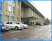 ></p><p class=c_tn>В воскресенье в России отмечают день работников жилищно-коммунальных хозяйства и бытового обслуживания населения. По этому случаю сегодня в городском культурном центре Ивтекс состоялся торжественный вечер. На нем чествовали руководителей и сотрудников лучших бытовых служб города. Впервые за последние десять лет городская администрация организовала подобный праздник. Люди, которые пришли сюда, впервые за все это время почувствовали внимание со стороны городских чиновников. И если это внимание уделяют хотя бы один раз в год, это уже приятно. Сегодня в Иванове более двухсот предприятий бытового обслуживания и работает в них две тысячи человек. Взять, к примеру, кафе. В недавнем прошлом их было несколько десятков, сегодня их больше сотни. Множество парикмахерских, фото - салонов, химчисток и, конечно, магазинов. И меняется в них все. От ассортимента, до отношения к покупателю. Лучшим руководителям предприятий бытового обслуживания сегодня от имени ивановского мэра вручали почетные грамоты и благодарственные письма.  Фирмы Экспресс-фото, Диапазон, Горизонт, ателье Ваш стиль. Это имена лишь немногих предприятий, которые были замечены. Но главное не это. Главное - об этих людях наконец-то вспомнили и устроили им настоящий праздник.</p>
	
		<div class=