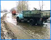 ></p><p class=c_tn>С сегодняшнего дня и до особого распоряжения запрещено движение грузового автотранспорта в областном центре. Глава города Александр Грошев подписал постановление О мерах по сохранности городских дорог и искусственных сооружений на них в весенний период.  В соответствии с ним, транспорт весом свыше трех с половиной тонн на улицы города не допускается. Исключение - транспорт муниципальных предприятий: ТТУ, ПАТП-1, Горсвет, водоканал и так далее плюс аварийные службы.  Машины марки «Газель» под это постановление не подпадают. Тем не менее, тяжелый транспорт может беспрепятственно курсировать по городу при наличии у водителей особого разрешения, выданного муниципальным предприятием Дорожно-эксплуатационное управление.  С владельцев транспортных средств будет взиматься сбор в зависимости от класса машины. Разрешение на проезд на одну единицу транспорта стоит от 2 до 4 тысяч рублей на весь весенний период и 200 рублей - стоимость единоразового сбора. Сейчас уже оформлено около сорока подобных пропусков. Всего же в Иванове за период таяния снега таких разрешений получат около двух с половиной тысяч предприятий и частных предпринимателей. Что касается автомобильных трасс области, запрет на проезд грузового транспорта на них еще не распространяется. Планируется, что губернатор области соответствующее постановление подпишет в начале апреля.</p><p class=c_tn></p>
	
		<div class=