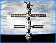 ></p><p class=c_tn>На 21 марта намечено сведение с космической орбиты российской станции Мир. По подсчетам специалистов, около 25 тонн ее обломков рухнет на землю. Предполагаемое место падения - Тихий океан. Однако в эти дни многие зарубежные страны обеспокоены тем, удастся ли российским ученым проконтролировать траекторию падения так, чтобы обломки не задели населенные районы. Именно эти сомнения вызвали во всем мире рост обращений в страховые организации. В Иванове желающих застраховать себя от падения станции Мир пока не нашлось. Будут ли они - в страховых организациях сказать затрудняются. Россиян больше волнуют другие проблемы.  В правилах страхования существует статья, согласно которой фирма берет на себя ответственность за последствия падений летательных аппаратов и их обломков. Последний раз по этой статье ивановцы страховались восемь лет назад - после падения пассажирского самолета в районе Лебяжьего Луга.  Однако российское космическое агентство уже позаботилось о потенциальных жертвах станции МИР. Ответственность перед третьими лицами, в том числе и перед жителями нашей области, оценена в 1 миллион долларов.</p>
	
		<div class=