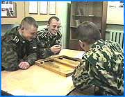 ></p><p class=c_tn>Пожарные - люди, от которых часто зависят наша жизнь и покой. Борьба с огнем - дело рук мужественных людей. Но трудовые будни пожарной охраны складываются не только из событий, которые будоражат воображение впечатлительного телезрителя. Как и во всяких буднях, в них много прозаичных и бытовых моментов. Съемочная группа телекомпании «7х7» провела ночь в пожарной части, чтобы узнать - из чего же складывается обычное дежурство борцов с огнем. Съемочной группе предстояло провести совместное дежурство со специализированной пожарной частью - элитным подразделением пожарных войск. С 20 до 0 часов - именно в это время происходит самое большое число вызовов. Все звонки из города и области поступают в диспетчерскую. Сообщения записываются на магнитную ленту и хранятся в течение семи дней - чтобы по необходимости восстановить детали происшедшего. Диспетчерская спецчасти - по сути, это центр координации, где даются команды по мобилизации пожарных гарнизонов - в зависимости от сложности пожаров. Звучит тревога - и все приходит в движение. Шесть минут - максимальное время, в которое пожарный караул должен оказаться на месте происшествия. Какова реальная ситуация - до момента прибытия об этом не знает никто. Не зависимо от того действительно ли бушует пламя или народ был просто напуган запахом подгоревшей пищи - пожарные выполнят все от них зависящее. Так, в двадцать один час восемнадцать минут поступило сообщение о задымлении в доме номер сорок девять по проспекту Ленина - небезызвестном корабле. Здание пустотное - у пожарных такие -  на особом счету. Как оказалось, ничего серьезного здесь не произошло. Однако пожарные тщательно проверили весь дом. Такая работа. Огонь - штука, порою непредсказуемая. Он игнорирует погодные условия - на улице может идти  дождь, а пламя в это время - с жадностью пожирать все, что встречается на пути. Минувшей дождливой ночью на территории психоневрологического интерната горели стройматериалы - вероятно, чей-то хулиганский поджог, - и в то время, как пожарные поливали огонь водой, на объектив нашей камеры сыпал нудный промозглый дождик.</p><p class=c_tn>Возвращаясь в часть, любой опытный пожарный молит бога, что ничего страшного на этот раз не произошло. И только молодые ребята рвутся в бой. К часу ночи напряжение спадает. Город постепенно засыпает, и вот тогда пожарные могут дать себе передышку. В распорядке дня пожарного караула время с 23 до 6 утра отведено отдыху. Понятием сон пожарные не оперируют. Впрочем, нет для них и различия между днем и ночью. Просто потому, что пожарный должен быть готов отправиться на тушение в любую минуту. И лишь в часы затишья он может позволить себе немножко расслабиться, посмотреть телевизор или сыграть в нарды. </p><p class=c_tn>Ночное дежурство прошло спокойно. Никаких неприятных сюрпризов, кроме, пожалуй, дождливой погоды, эта ночь не преподнесла. И, слава Богу. Не случайно говорят -  когда пожарные спят, город богатеет.</p><p class=c_tn></p>
	
		<div class=