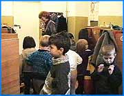 ></p><p class=c_tn>Чрезвычайное происшествие произошло в детском саду №150. В ночь с субботы на воскресенье неизвестные хулиганы решили там развлечься. Итог забав молодых людей: сторож в тяжелом состоянии находится сейчас в больнице, а на первом и частично на втором этажах пожар уничтожил несколько кабинетов. В ночь с субботы на воскресенье в детский сад ворвались несколько подростков. Сначала они зверски избили сторожа, потом разбили стекла, разломали двери, подожгли несколько кабинетов. Всего  - пожарные команды насчитали пять очагов возгорания. Сейчас сторож в тяжелом состоянии находится в областной больнице. У него перелом челюсти и ребер, сделана операция на легких. Дело расследуется в прокуратуре Фрунзенского района. Ну а коллектив детского сада второй день разгребает последствия погрома.  Сейчас клетка хомяка, битая посуда и стекло, детские игрушки и подушки находятся на помойке неподалеку. Завтра сто десять детишек вновь придут в свой родной детский сад. Но уже его не узнают.</p><p class=c_tn></p>
	
		<div class=