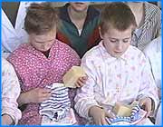 ></p><p class=c_tn></p><p class=c_tn>Дети с психическими расстройствами особенно беззащитны перед социальными проблемами. Пациенты детского отделения областной клинической психиатрической больницы нуждаются в самых простых вещах - одежде, игрушках, средствах гигиены. Эту проблему последние несколько лет им помогает решать областной благотворительный фонд Забота. Помощь, на первый взгляд, прозаичная. Мыло, льняные полотенца, трусики. Но им дети рады, словно сказочному богатству. Больше половины детей - сироты и не имеют самого необходимого. Некоторые в жизни своей ни разу не держали в руках игрушек. Впрочем, есть вещи понасущнее. Заведующая  детским отделением Татьяна Чеченкина пожаловалась журналистам:  «Умыться нечем, руки вытереть - нечем. Какие уж там игрушки?» Вооружившись ароматным мылом и перекинув через плечо полотенце, ребятишки отправляются умываться. Старательно намыливают руки, понимая, что грязь - злостный враг маленьких детей. Утереться свежим полотенцем - еще одно приятное событие в их жизни. Теперь - с чистой совестью можно отправиться на занятия. Тем более что время юных пациентов расписано по минутам. Осваивать азы чтения - занятие чуть посложнее умывания, но не менее увлекательное. Для малышей лучший способ познавать мир - игра. Сегодня - накинуть обруч на ушастую голову зайца. Увы, набор игр здесь самый скромный. Старые игрушки изнашиваются, а новым взяться практически неоткуда. Пожалуй, из нынешних подарков только мыла хватит ненадолго. А вот полотенца и трусики  ребятишкам еще послужат. В душе дети надеются - забота о них будет долговечнее вещей.</p><p class=c_tn></p>
	
		<div class=