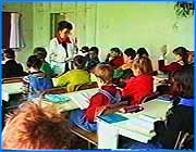 ></p><p class=c_tn></p><p class=c_tn>Сегодня в ивановской школе-лицее номер двадцать один стартовал областной конкурс Педагог года. В течение трех дней учителя, претендующие на это высокое звание, будут давать открытые занятия по различным предметам. Первым в конкурсной цепочке стал урок природоведения в пятом классе. Особенностью урока было то, что до его начала педагог с детьми был практически незнаком. Человеку предшествуют леса, а сопровождают его пустыни - такой эпиграф был вынесен в заглавие урока. Если бы у вас была машина времени, как с ее помощью можно было бы помочь природе? Кто-то из ребят решил, что нужно отправиться в прошлое и привезти оттуда исчезнувшие виды растений. Учитель предложил совершить путешествие в будущее, чтобы убедить потомков в том, как важно оберегать все живое. В пути каждый экипаж будет находиться ровно десять минут. За это время ученикам предстояло найти самые весомые аргументы, а на основе их - составить обращение к людям двадцать первого века. Например, наглядно показать, чем грозит для леса исчезновение самого обыкновенного муравья. Оказывается, разрушается сложнейшая взаимосвязь - в невиданных количествах размножаются вредители, без пищи остаются птицы. Еще страшнее - влияние на органическую цепочку ядохимикатов. Итог - мертвая пустыня, где не слышно пения птиц, где не журчат реки... У всех ребят обращение к потомкам получило один смысл. Не будет лесов - не будет будущего. Привести ребят к единодушному мнению - не зная их поименно - было нелегко. Впрочем, задачу учителю облегчали таблички на груди учеников. В завершение урока ребятам нужно было изобразить веселое или грустное лицо - как ответ на вопрос, помог ли им урок узнать что-то новое. Грустного лица никто не нарисовал.</p><p class=c_tn></p><p class=c_tn></p>
	
		<div class=