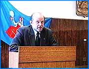 ></p><p class=c_tn>Руководителей предприятий, задолжавших в Ивановский бюджет крупные суммы, вызвали сегодня на ковер в Городскую Администрацию. В координационном Совете по налогам и сборам им пришлось выслушать немало претензий. Самым крупный долг перед городом на этот раз оказался у АО Ивтелеком - более трех с половиной миллионов рублей. Казалось бы, одно из крупнейших предприятий области вполне может справляться со своими налоговыми обязательствами. По словам главного бухгалтера предприятия, основная причина задолженности - неплатежи за услуги связи. Так, только районные администрации должны акционерному обществу около одиннадцати миллионов, а все долги самому Ивтелекому достигают ста миллионов. Похожие причины и у других должников. Исследовательский институт текстильной промышленности, например, вполне мог бы справиться с налоговыми отчислениями городу, если бы получил долги с АО «Тейково-текстиль». Директору института координационный совет порекомендовал взыскивать долги через суд. Остальным должникам дано указание составить графики погашения долгов и урегулировать спорные вопросы с налоговыми органами. По словам председателя Совета Александра Грошева, практика наложения ареста на имущество должников оправдывает себя лишь как крайняя мера.</p><p class=c_tn></p>
	
		<div class=