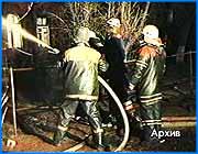 ></p><p class=c_tn>Шестиклассник Денис Баранов вынес из горящего дома трех маленьких девочек. Сегодня ему торжественно была вручена государственная награда - медаль За спасение погибавших.</p><p class=c_tn>На улице Генерала Белова в доме на две семьи жили Смирновы и Барановы. В предпоследний день прошлого февраля старшие Смирновы оставили трех девочек одних. Когда их половина дома загорелась, помощи ждать было неоткуда. Почувствовав запах дыма, Денис со своей мамой вышел на улицу. Услышав плач девчонок, Денис разбил окно и по одной стал передавать задыхающихся детей матери. Затем вылез сам. Родина по достоинству оценила этот подвиг и сегодня в пятьдесят четвертой школе Денису торжественно вручили медаль за спасение погибавших. Правда, такое внимание награжденного смущало. Скромного героя наградили не только медалью. Мяч, фотоаппарат, магнитофон и книги, конечно, пригодятся Денису. Но гораздо более ценным был бы другой подарок. К присутствовавшим в зале представителям городских властей обратилась директор школы. Она попросила помочь Барановым с жильем. Сейчас Денис с мамой и бабушкой живет в коммуналке. Более достойное жилье стало бы лучшей наградой семье Барановых.</p>
	
		<div class=