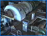 ></p><p class=c_tn></p><p class=c_tn>Никто не станет спорить с утверждением, что холод в квартире- это плохо, и что жить без света крайне неудобно. Ивановские энергетики с этим полностью согласны, потому что сами живут в таких же условиях. Но эмоции ситуации не меняют. О проблемах энергетики журналисты «ivanovonews» сегодня говорили с директором Ивановской ТЭЦ-3 - Александром Шехоткиным. ТЭЦ-3 флагман ивановской энергетики. Самая новая и самая мощная тепло - энерго централь в области. Но в настоящий момент она находится в том же состоянии, что и вся энергосистема страны. Состояние это плачевное. По словам Александра Шехоткина в настоящий момент самая большая проблема - проведение капитального ремонта оборудования, который в полном объеме не выполнялся уже несколько лет. Приостановлена модернизация станции, в последнее время не привлекаются инвестиции. </p><p class=c_tn>Ситуация усугубляется тем, что при простое оборудование выходит из строя быстрее, чем когда работает. А ТЭЦ-3 работает лишь на треть предусмотренной мощности. Причина все те же неплатежи. Волею Анатолия Чубайса все бартерные расчеты в энергетике прекращены. Но вожделенных живых денег в полном объеме отрасль так и не получает. Причем не возникает проблем с потребителями - промышленными предприятиями. Они оплачивают полученные пар, тепло и электроэнергию в полном объеме. Основные должники перепродавцы энергии. Последствия неплатежей каждый житель Иванова мог почувствовать на себе. Причинно-следственная цепочка такова. С точки зрения энергетики, Ивановская область дефицитная. Половину всей потребляемой энергии АО «ИВЭНЕРГО» покупает на Федеральном оптовом рынке энергии и мощности. И оплатить ее должно в срок, полностью, живыми деньгами. А еще нужно платить за уже использованное топливо, газ и уголь. И начинать думать о следующем отопительном сезоне. Думать не только энергетикам, но и местной власти. Совместно вырабатывать принципы дальнейшего сотрудничества и сосуществования. Не меняются они только на территории отдельно взятой Ивановской области. Александр Шехоткин заявил, что уже сейчас на ТЭЦ-3 существует угроза задержки заработной платы. А жителей областного центра обнадежил, что на первые три месяца следующей зимы привезенного, но до сих пор не оплаченного, угля хватит.</p><p class=c_tn></p>
	
		<div class=