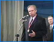 ></p><p class=c_tn>Сегодня исполнилось сто дней с того момента, как Владимир Тихонов стал губернатором Ивановской области. По этому поводу прошла пресс-конференция, где губернатор рассказал журналистам об итогах своей работы на этом посту. Также губернатор сделал ряд важных заявлений. В начале пресс-конференции  Владимир Тихонов сказал, что доволен работой своей команды. Он считает их профессионалами и людьми способными выполнить поставленные перед ними задачи. Также губернатор  заявил, что доволен тем, как претворяется в жизнь программа экономического развития области. На сегодняшний день есть определенные трудности, но главное, теперь всем понятно в каком направлении двигаться. Губернатор рассказал также и том, чего удалось добиться за эти сто дней. Это выплаты детских пособий, в пять раз увеличены расходы на оплату Закона о ветеранах, в семь раз увеличены выплаты на покрытие льгот для инвалидов, погашение долга перед учителями на книжную продукцию и еще ряд мер, которые, по мнению Тихонова, должны привести к улучшению уровня жизни жителей Ивановской области. Хотя остаются проблемы с текстильной отраслью и энергетикой. Есть проблемы с привлечением инвестиций. Их предстоит решать и на это понадобится время. В целом же губернатор считает, что удалось сделать достаточно много и при нормальном стечении обстоятельств жители области заметят улучшения во всех сферах жизни в ближайшие три года.</p><p class=c_tn></p>
	
		<div class=