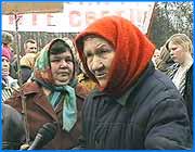 ></p><p class=c_tn></p><p class=c_tn></p><p class=c_tn></p><p class=c_tn>Практически треть домов Иванова  подпадают под принудительные отключения электроэнергии. В домах на проспекте Текстильщиков свет отключают на 13 часов в сутки - с восьми утра до девяти вечера. Возмущенные бездействием властей ивановцы сегодня перекрыли дорогу около Камвольного комбината. Около 200 человек перекрыли улицу Куконковых.  Было парализовано движение общественного транспорта, сотрудники ГИБДД направляли машины в объезд.  Возмутители спокойствия были полны решимости отстаивать свое право на человеческое существование до победного конца. Ждали приезда представителей администрации, но власти остались глухи и слепы. А потому не смогли узнать, что о них думают те самые люди, которые всего несколько месяцев назад за них проголосовали. Понять  эмоции можно. Люди тринадцать часов в сутки лишены электричества. Вынуждены обходиться без нормальной пищи - в такую погоду продукты портятся. До верхних этажей не доходит даже холодная вода. Выходит из строя бытовая техника. Телевизоры главным образом используют в качестве тумбочки для цветов. Больше всего страдают пенсионеры и маленькие дети. Но сегодня не остались в стороне даже продавцы. Администрация продовольственного магазина № 25 командировала своих представителей на поддержку пикетчиков. Из-за отключений электроэнергии магазин несет убытки, а покупатели остались без мяса и молочных продуктов. Сегодня на Куконковых страсти накалились до предела. Четверо человек пострадали, перекрывая дорогу. Муза Васильевна - ветеран войны. Она не смогла увернуться от прорывающейся через толпу машины.  Геннадий Петрович попытался задержать легковушку. Автомобиль не затормозил и протащил его насколько метров по асфальту. На место происшествия была вызвана бригада скорой помощи. Примерно через час пикетчики убедились, что место на дороге выбрано не очень удачно и решили перекрыть дорогу  на въезде в город.</p><p class=c_tn></p><p class=c_tn></p><p class=c_tn></p>
	
		<div class=