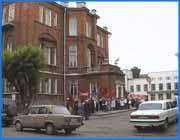 ></p><p class=c_tn></p><p class=c_tn></p><p class=c_tn>На последнем перед парламентскими каникулами заседании депутаты приняли очень важный для области закон - поправки к бюджету 2001 года. Причина поправок - отклонения в исполнении бюджета от принятого в марте закона. Цель - изыскать деньги на подготовку к отопительному сезону. Депутаты поступили согласно народной мудрости - начали готовить сани летом. Деньги было предложено изыскать за счет сокращения некоторых расходных статей. На этот раз это были уменьшены инвестиции в социальные и другие объекты на территории области. Пять процентов - на столько меньше получат муниципальные образования  по целому ряду программ. Правда, это не коснется вложений в подготовку к отопительному сезону. Но и это поможет лишь слегка прикрыть бюджетные дыры. «Ни до первого августа, ни до первого сентября мы не найдем 100% решения для оплаты теплоэнергетических ресурсов. По итогам 9 месяцев будем принимать самые разные меры, вплоть до кредитов», - сообщил начальник облфинуправления Александр Грузнов.</p><p class=c_tn>Кроме этого, было принято решение сократить на те же пять процентов ряд социальных программ, нацеленных на помощь  детям-инвалидам, одаренным детям, молодежи и еще ряд программ. Ивановской писательской организации было отказано в предоставлении двухсот шестидесяти тысяч рублей на издательскую деятельность. Более важной депутаты признали помощь людям, работавшим в противотуберкулезных учреждениях. В феврале этого года депутаты приостановили действие закона, по которому тем, кто проработал в противотуберкулезной сфере более двадцати пяти лет, единовременно полагалось пятьдесят минимальных окладов. Сегодня медики напомнили о себе. Зинаида Коврижных председатель областной организации профсоюзов медиков задала депутатам риторический вопрос: «Если вам предложить работать двадцать пять лет депутатами, вы согласитесь. А вот если вам предложить поработать рядом с больными активной формой туберкулеза?»</p><p class=c_tn>Губернатор поддержал пламенное выступление профсоюзного лидера и призвал депутатов возобновить действие закона. Правда, слегка оговорился: «Буду вам очень признателен, если вы исключите, то есть введете снова этот закон».</p><p class=c_tn>Через четыре месяца депутаты вновь будут рассматривать исполнение бюджета и, вероятнее всего, он вновь дозреет для внесения поправок. </p><p class=c_tn></p><p class=c_tn>Второе  место ивановского пловца в соревнованиях Золотое кольцо стало неожиданностью</p><p class=c_tn></p><p class=c_tn>На прошлой неделе состоялся первый этап соревнований по плаванию на кубок Золотое кольцо. Тогда в часовом заплыве в стометровом бассейне турбазы Малинки победы одержали ярославцы Денис Дорохов и Олеся Шалыгина. Вчера эти же спортсмены первенствовали на марафонской дистанции в пять километров. Причем заплывы проводились уже в акватории реки Волга, недалеко от санатория имени Станко. В победе пловцов из Ярославля мало кто сомневался. Например, восемнадцатилетняя Олеся Шалыгина - мастер спорта международного класса, в Иванове обновила свой личный рекорд в часовом заплыве, а на недавнем чемпионате страны по плаванию на длинные дистанции стала серебряным призером. Второе же место нашего земляка Михаила Кириллова на соревнованиях Золотое кольцо стало полной неожиданностью не только для него, но и для тренеров. Дело в том, что пять километров на турнирах Михаил проплыл первый раз в жизни, а вообще его специализация спринтерские дистанции - сто и двести метров.</p>
	
		<div class=