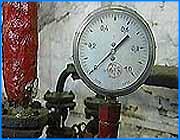 ></p><p class=c_tn></p><p class=c_tn></p><p class=c_tn>Согласно русской народной поговорке готовь сани летом, а телегу зимой власти города задумались о подготовке к отопительному сезону, задолго до его начала. Сегодня первый заместитель ивановского мэра Сергей Бразер провел очередное заседание штаба по теплу. В целом мероприятия по подготовке города к новому отопительному сезону в установленные  сроки укладываются. К такому выводу пришли участники заседания после знакомства с данными об уже проделанной работе. Но как заметил главный инженер Ивгортеплоэнерго Сергей Саванов этих усилий может быть недостаточно, кроме того постоянно возникают новые осложнения. Одна из основных проблем при подготовке к зиме - нехватка материалов. Например совсем недавно была сорвана поставка труб, необходимых для ремонта городских теплотрасс. Но время еще есть, и по заверениям штабистов, большей части ивановцев неприятности с отоплением не грозят. Что касается жителей некоторых домов в районе улиц Павла Большевикова, Зверева, местечка Хуторово, Пустышь-бора, то их судьба не решена до сих пор. Болевые точки города так называет эти районы и улицы первый заместитель мэра Сергей Бразер. Проблемы с теплообеспечением здесь возникают каждый год. Причина в том, что котельные обслуживающие эти районы не муниципальные. Собственник, почти всегда это местный завод или фабрика, не в силах эксплуатировать их на полную мощность, а передавать котельные на баланс города ему не выгодно.</p><p class=c_tn>А вот Сергей Бразер свои предложения озвучивать не страшится, хотя подчас они напоминают не конструктивное решение проблемы, а скорее неудачную шутку. Например, провести в проблемные дома дымоходы и установить печное отопление или купить в каждую квартиру обогреватели.</p><p class=c_tn></p>
	
		<div class=