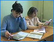 ></p><p class=c_tn>Сегодня во всех государственных вузах Ивановской области начались вступительные испытания. В этом году число желающих получить высшее образование значительно выросло. Одна из вероятных причин увеличения численности абитуриентов - возможность подавать заявления сразу в несколько высших учебных заведений.</p><p class=c_tn></p><p class=c_tn>Двери ивановских вузов открылись сегодня в девять утра, причем только для абитуриентов. Строгий контроль следил за тем, чтобы внутрь здания не прошли посторонние. Это относилось и к родителям, которые вынуждены были поджидать своих экзаменующихся детей на улице.  Жесткие правила были введены в вузах и для поступающих. Например в химикотехнологическом университете абитуриента пожелавшего во время вступительного испытания выйти в туалет отпустят туда только в сопровождении преподавателя. Возможен и другой вариант - по возвращении экзаменующемуся предложат взять новый билет.  Единственная поддержка, которой может заручиться абитуриент - маленький талисман. По словам экзаменаторов, небольшая кукла или игрушечная зверюшка на парте - картина, которую им приходится наблюдать довольно часто. В этом году на бюджетные, то есть бесплатные, места в семь государственных вузов города подали документы гораздо больше человек, чем в прошлом - около одиннадцати тысяч.  Наиболее популярными высшими учебными заведениями, как выяснилось, являются текстильная академия и химико-технологический университет. Общий конкурс здесь составил три с половиной человека на место. Традиционно наибольший интерес у абитуриентов вызывают экономические специальности. В текстильной академии, например, на одно место на специальность маркетинг претендует  пять человек. Это самый высокий конкурс по сравнению с другими ивановскими высшими учебными заведениями. Некоторые вузы, в том числе сельхозакадемия, химико-технологический и энергоуниверситеты смогли предложить в этом году совершенно новые специализации. Почти все они так или иначе учитывают интересы поступающих и связаны с получением экономического образования. </p>
	
		<div class=