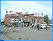 ></p><p class=c_tn>Автовокзал. Одновременно считается и визитной карточкой Родины Первого Совета и одной из самых грязных ее точек. К Дню города ивановское управление по благоустройству города начало восстановление прилежащих к вокзалу территорий.</p><p class=c_tn>К тому, как выглядит наш автовокзал, мы привыкали годами. И привыкли. Обвалившаяся штукатурка; запахи, о которых стыдно говорить вслух; лужи, грязь. Штукатурки здесь, конечно, как не было, так и не будет. Само здание вокзала находится в федеральной собственности, и восстанавливать его пока никто не собирается. А вот с запахами и грязью городское управление по благоустройству, кажется, намерено бороться. В надежде спасти горожан от необратимых процессов перерождения.</p><p class=c_tn></p><p class=c_tn>Вот уже неделю рабочие МУПов по благоустройству города в поте лица перекапывают газоны, спиливают сухие деревья, прочищают ливневку. Последнюю, кстати, вопреки всякой логике, иногда приходится отыскивать под толстыми слоями асфальта. Город планирует также заключить договор с дорожниками на благоустройство тротуаров и пешеходных дорожек. Стоимость проекта 700 тыс. рублей. Сумма весьма приличная, но, по словам начальника управления по благоустройству г. Иванова при администрации Сергея Мкртумяна, тратить такие деньги не жалко. </p><p class=c_tn></p><p class=c_tn>Кстати, с началом генеральной уборки появились многочисленные желающие воспользоваться даровой гигиеной. В мэрию посыпались заявки на размещение у автовокзала новых ларьков и павильонов.</p><p class=c_tn>А пока рабочие расчищают грязь, горожане продолжают придерживаться привычек, украшая свежевспаханные газоны смятой упаковкой и пластиковыми бутылками.</p>
	
		<div class=
