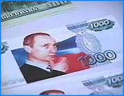 ></p><p class=c_tn>Слухи о предстоящей денежной реформе большинству из нас покажутся нелепыми. Для тех, кто в курсе событий, происходящих в стране, это не более, чем шутка. Чего не скажешь о некоторых деревенских жителях. Там в глубинке, оторванные от окружающего мира, старушки живут своей жизнью.  И нередко становятся объектами преступных посягательств.</p><p class=c_tn></p><p class=c_tn>Мошенники, просвещающие граждан о якобы грядущей денежной реформе, были во все времена. И всегда находились люди, доверяющие им свои сбережения. Новый всплеск активности денежных мошенников пришёлся на июль.</p><p class=c_tn>Сразу два заявления поступили в РОВД Ивановского района в минувшие выходные. Пострадавшие - пенсионерки из глубинки.  Одна поменяла на книжные закладки семь тысяч рублей, другая - 23 тысячи.</p><p class=c_tn></p><p class=c_tn>Вот, как описывает ситуацию пенсионерка Лидия Ралко: «Пришли две женщины. Сказали, что из госбанка. До 25 июля должны обменять старые деньги на новые. 100 000 на деревню. Показали новые деньги. Путин на них такой красивый». Только после ухода гостей Лидия Сергеевна Ралко заподозрила неладное. Вышла за калитку, а тех и след простыл. </p><p class=c_tn>Теперь Лидия Сергеевна себя ругает. Удивляется, как могла попасться на эту удочку, ведь сама более двадцати лет проработала в народном контроле. Да и спросить про реформу было у кого. Соседи, зять с дочерью навещают. Но уж больно представительные были гости.</p><p class=c_tn>Схема действия мошенников проста. Разузнав об одиноких деревенских жителях, они приходят к ним домой, и рассказывают о грядущей денежной реформе. Солидные люди, представившиеся работниками банка, не вызывают опасений. По-деловому быстро они вводят пенсионеров в курс дела, не забывая при этом упомянуть о том, что им необходимо успеть ещё в несколько мест. И если бабушка не поторопится, то дня через два все её сбережения пропадут. Доверчивость пожилых людей не знает границ. Никаких документов, удостоверяющих личность и подтверждающих обмен денег, они не спрашивают. </p><p class=c_tn></p><p class=c_tn></p><p class=c_tn>Оперативникам банкноты с изображением Владимира Путина знакомы. Это ничто иное, как обыкновенные глянцевые книжные закладки, которые продаются в любом газетном ларьке и не имеют никакого отношения к денежным знакам. Этакая шутка, разрешённая законом. </p><p class=c_tn></p><p class=c_tn></p><p class=c_tn>Помещённые на этих бумажках надписи гласят: «шутку всерьёз воспринимать вовсе необязательно».</p>
	
		<div class=