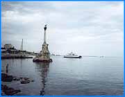 ></p><p class=c_tn>«Бывших моряков не бывает. Моряк – это на всю жизнь». Всем нам не раз приходилось слышать такие слова. Убедиться в их правдивости ивановцы могли в минувшее воскресенье, в день военно-морского флота.</p><p class=c_tn>Утром этого дня ивановцы стали свидетелями необычной, но довольно впечатляющей картины – парада моряков. От центральной площади города по проспекту Ленина двигалась колонна тех, чья жизнь когда-либо была связана с российским флотом. Среди флотских тельняшек мелькали и платья жен, сопровождавших моряков. А на некоторых участниках шествия восседали, не захотевшие остаться дома, малыши. Местом проведения всех праздничных мероприятий был выбран парк Степанова. Впервые за долгие годы празднование дня военно-морского флота проходило в нашей области с таким размахом. Он удался только благодаря настойчивости двух энтузиастов-организаторов, Михаила Торопова и Вячеслава Зотова, и немногочисленных спонсоров, тоже когда-то служивших на флоте. Для желающих показать свое удальство, силу и ловкость проводились различные игры: перетягивание каната, бои мешками, соревнования на шлюпках. Победителям вручали кассеты с песнями на морскую тематику. Присутствующие на празднике ветераны наблюдали за  игроками с добродушной усмешкой. Без сомнения у всех этот день  вызвал  множество эмоций и воспоминаний. Александр Фадеев служил в конце шестидесятых на Северном флоте. В те годы его домом стала подводная лодка Ка- 651. Это был экспериментальный проект, и экипажу пришлось пережить немало тревожных минут во время полевых испытаний. Отслужив Александр Борисович связать свою жизнь с флотом не захотел. Дома его ждала жена Галина. Однако море забыть не так-то просто. </p><p class=c_tn>Свои причины оставить службу были и у потомственного моряка  Михаила Торопова. Но он остался верен флоту до сих пор, поэтому уже который год Михаил занимается организацией праздничных мероприятий в этот день. К результатам своей работы он отнесся довольно критично.</p><p class=c_tn>Однако со стороны все выглядело немного иначе. Моряки рассказывали традиционные байки, вспоминали службу, а бои были только игровые товарищеские, флот на флот.    </p><p class=c_tn>Вот так в сухопутном Иванове отметили день Военно-морского флота.</p>
	
		<div class=