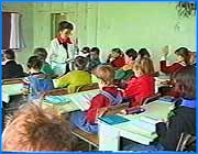 ></p><p class=c_tn></p><p class=c_tn></p><p class=c_tn>Вот уже три дня в Чернцах на базе местной школы-интерната проходит восьмой по счету международный семинар по проектной методике. Более 40 учителей из школ и вузов области под руководством немецких коллег из Мюнстреланда осваивают новые творческие методы воспитания подрастающего поколения.Семинары по проектной методике с участием немецких преподавателей проводятся в нашем городе с 95 года. Затевает и курирует их общество друзей Иванова из немецкого Мюнстреланда. На этот раз творческими порывами губернских педагогов руководили председатель общества Дитер Шторк и его коллега Райнер Циммерман. Схема встреч уже отработана. Приглашенные на семинар учителя, а их в Чернцах собралось сорок четыре, ежедневно делятся на группы, получают задания, а вечером перед лицом товарищей отчитываются о их выполнении. Все задания - исключительно творческие: придумать сценку,  отрепетировать пантомиму, сочинить песню. Темы - библейские притчи.</p><p class=c_tn>Съемочная группа телекомпании «Барс» приехала в Чернцы уже во второй половине дня. В самый разгар подготовки к вечерней и заключительной презентации заданий. Одна из ученических групп готовилась представлять притчу о десяти девах, которые в ожидании своих женихов каждый вечер зажигают десять фонариков. Фонарь - символ любви и жизни. Если будешь трудолюбиво поддерживать в нем огонь, и заблудшим путь укажешь, и сам без не пропадешь. Так уж вышло, что все участники этой группы - преподаватели немецкого. Но вообще-то на семинар приехали и учителя русского, и мировой художественной культуры, и истории. А борьба с языковым барьером - еще один повод сдружиться. </p><p class=c_tn> В том, как творчески порой наши учителя могут подходить к учебному процессу мы смогли убедиться лично. Участники семинара устроили для журналистов небольшой концерт. Мосты интернациональной дружбы были сведены окончательно и русская Улыбка зазвучала на языке Гете.</p><p class=c_tn>Руководитель семинара Дитер Шторк любит цитировать библейскую мудрость: мы даем вам удочку, а рыбу научитесь ловить сами. Немецкая удочка в руках русского рыбака. Дело теперь за тем, чтобы улов не пропал даром.</p><p class=c_tn></p><p class=c_tn></p><p class=c_tn></p>
	
		<div class=