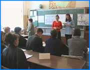 ></p><p class=c_tn>В этом году в школы Иванова придет более четырнадцати тысяч учеников. В последние недели лета прибавляется забот у родителей, чьи дети первого сентября переступят школьный порог. Собрать ребенка в школу занятие довольно хлопотное и весьма дорогостоящее. Основная проблема, с которой родители столкнулись лишь в последние годы - приобретение учебников. Отошли в прошлое те времена, когда всю необходимую литературу учащиеся получали в школьных библиотеках. Теперь многие школы работают по новым образовательным программам, а для этого требуются совершенно другие учебные пособия. И хотя программы эти государственные, все затраты на приобретение учебников легли на родительские кошельки. В некоторых школах учащимся выдали по два учебника. </p><p class=c_tn>Приобретение учебников влетает родителям в копеечку. Поэтому в отделе учебной литературы на улице Большой Воробьевской, где они продаются в среднем на пять процентов дешевле, постоянно выстраивается очередь. Пап и мам не смущает даже то, что простояв полчаса и достигнув заветной комнаты, они могут услышать, что нужных им учебников пока нет. Узнать ассортимент заранее невозможно, так как стоящие впереди просто не пропускают вновь пришедших. Но с приобретением необходимой литературы подготовка к новому учебному году не заканчивается. Остаются еще канцтовары, одежда, обувь… Вот и получается, что образование в России бесплатно только по Конституции.</p><p class=c_tn></p>
	
		<div class=